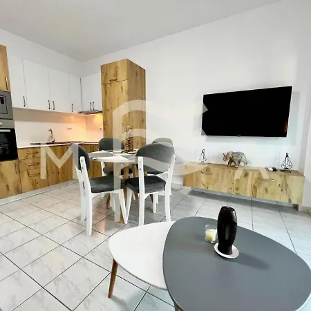 Tiara Apartment *